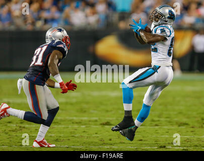 28 août 2015 Charlotte, Caroline Panthère Jerricho Cotchery de wide receiver # 82 attrape un passage dans un match contre les New England Patriots le 28 août 2015, au stade Bank of America à Charlotte, Caroline du Nord. Les Patriotes défait les Panthers 17-16. Margaret Bowles/CSM Banque D'Images