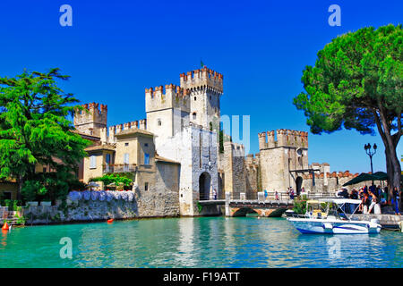 Magnifique Lac de Garde et château Scaglier. Italie Banque D'Images