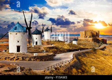 Célèbres moulins à vent de Don Quichotte dans la province de Tolède, Castille-la Manche, Espagne Banque D'Images