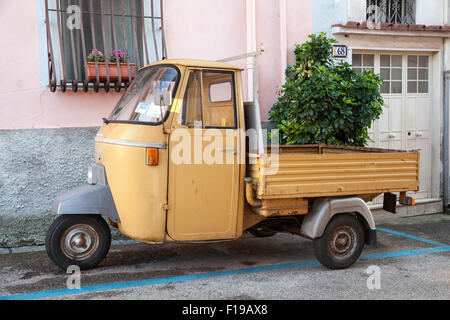 Gaeta, Italie - 19 août 2015 : P 501 Ape Car est un trois-roues Véhicule utilitaire léger produit depuis 1948 par Piaggio Banque D'Images