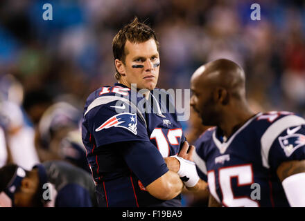 28 août 2015 Charlotte, New England Patriots quarterback Tom Brady # 12 montres de l'écart dans un match contre les Panthers de la Caroline le 28 août 2015, au stade Bank of America à Charlotte, Caroline du Nord. Les Patriotes défait les Panthers 17-16. Margaret Bowles/CSM Banque D'Images