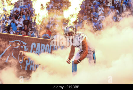 28 août 2015 Charlotte, Caroline Panthère arrière défensif Kurt Coleman # 20 entre dans le domaine avant le match contre les Panthers de la Caroline le 28 août 2015, au stade Bank of America à Charlotte, Caroline du Nord. Les Patriotes défait les Panthers 17-16. Margaret Bowles/CSM Banque D'Images