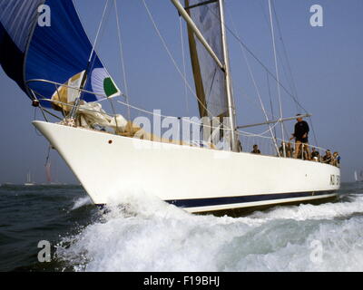 AJAXNETPHOTO. 1985. SOLENT. L'Angleterre. - Départ de course WHITBREAD - NZI ENTERPRISE (NZ), un sloop CONÇU BRUCE FARR SKIPPÉ PAR DIGBY TAYLOR. PHOTO:JONATHAN EASTLAND/AJAX REF:853754 Banque D'Images