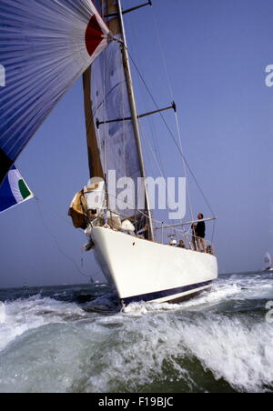 AJAXNETPHOTO. 1985. SOLENT. L'Angleterre. - Départ de course WHITBREAD - NZI ENTERPRISE (NZ), un sloop CONÇU BRUCE FARR SKIPPÉ PAR DIGBY TAYLOR. PHOTO:JONATHAN EASTLAND/AJAX REF:853755 Banque D'Images