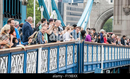 Londres, Royaume-Uni. 30 août 2015. Les foules se rassemblent pour voir les douze bateaux disponibles sur le Clipper Round the World race laisser leurs amarres à St Katherine's Dock pour leur voyage le long de la Tamise pour le début de leur 40 000 km, 11 mois de la race. Chaque location comprend un équipage de 22 - skipper professionnel et le reste des amateurs, dont beaucoup n'avaient jamais navigué avant de relever le défi. Crédit : Stephen Chung / Alamy Live News Banque D'Images