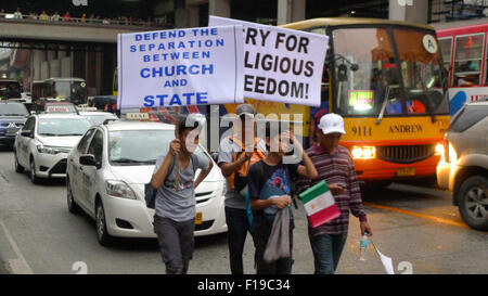 Quezon City, Philippines. Août 30, 2015. Jeunes manifestants portant des pancartes diffusant leurs griefs le long de la route d'EDSA. Mille d'INC ( Iglesia Ni Cristo) dévots, troupeau, aller à l'EDSA à Notre Dame de Temple EDSA, à participer à un rallye plus massif à l'air leurs griefs © Josefiel Rivera/Pacific Press/Alamy Live News Banque D'Images