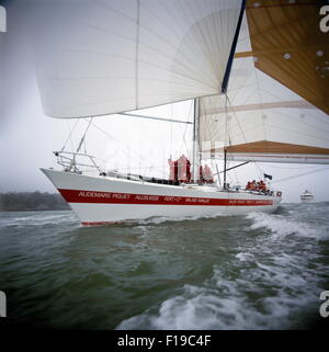 AJAXNETPHOTO - 1986. - SOLENT, en Angleterre. - WHITBREAD ROUND THE WORLD RACE - FIN - UBS Suisse (CH) SKIPPÉ PAR PIERRE FEHLMANN s'APPROCHE DE L'ARRIVÉE À Portsmouth. PHOTO:JONATHAN EASTLAND/AJAX REF:HDD   1986 YA UBS Banque D'Images