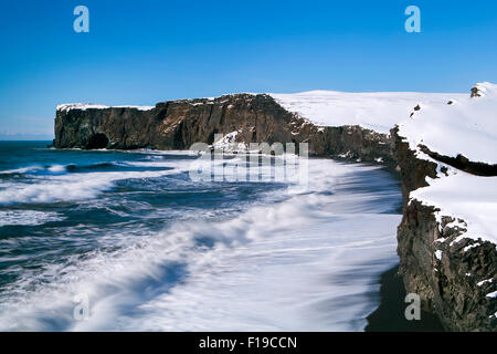 Dyrhólaey péninsule dans le sud de l'Islande avec exposition longue durée Banque D'Images