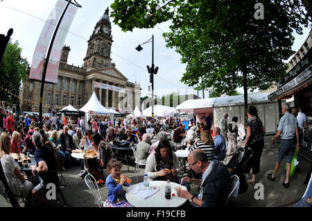 Bolton, Royaume-Uni. Août 30, 2015. Le 10e Festival de la nourriture et des boissons de Bolton, Victoria Square, Bolton, Lancashire. Les foules se rassemblent pour profiter de l'atmosphère. Crédit : Paul Heyes/Alamy Live News Banque D'Images