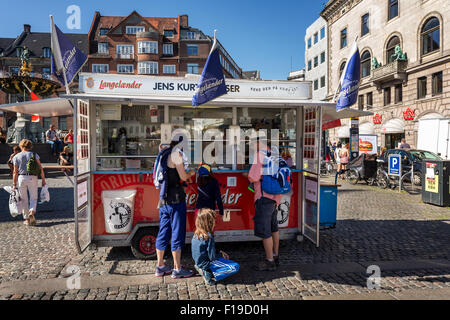 Un pølsevogn danois classique et typique (stand de hot-dog), sur la principale rue piétonne, Stroeget (Strøget) à Copenhague, Danemark Banque D'Images