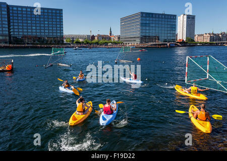 Kayak polo à Islands Brygge dans le port de Copenhague, Danemark, team building de l'entreprise Banque D'Images