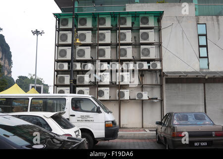 Unités de climatisation sur le mur à Kuala Lumpur Banque D'Images