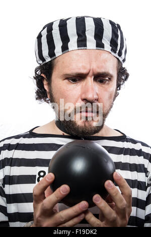 L'homme drôle criminel prisonnier avec chaîne boule et menottes dans studio isolé sur fond blanc Banque D'Images