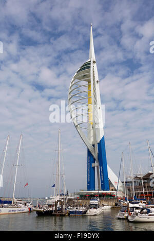 Tour Spinnaker de Portsmouth portant une marque comme l'Emirates tower. Tour avec de nouvelles couleurs. Monument local construit à l'occasion du millénaire. Banque D'Images