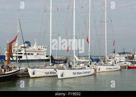 Trois bateaux qui font partie de l'Grands voiliers amarrés dans Gun Wharf Portsmouth. Banque D'Images