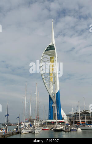 Tour Spinnaker de Portsmouth portant une marque comme l'Emirates tower. Tour avec de nouvelles couleurs. Monument local construit à l'occasion du millénaire. Banque D'Images