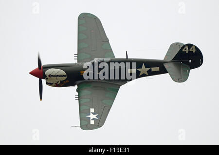 Curtiss P-40 Kittyhawk du Hangar 11 volant à un spectacle aérien Banque D'Images