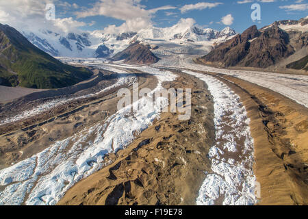 Vue aérienne de l'à la moraine médiane du glacier Kennicott formée lorsque deux glaciers rencontrez et les débris sur les bords de la vallée adjacente côtés inscrivez-vous et sont comptabilisés sur le dessus de la grande glacier à Wrangell St Elias National Park le 21 juillet 2015 en Alaska. Banque D'Images