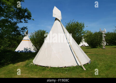 Camping Tipi ou maidstone Pendogget,Cornwall,UK,où les tentes des Indiens d'Amérique sont utilisés.Un UK Boating Holidays tourism Banque D'Images