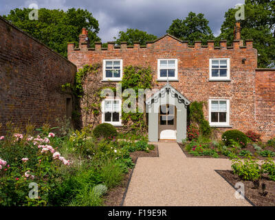 Les Jardiniers chalet au jardin de roses fortifiée Hall Wynyard Tees Valley England UK Banque D'Images