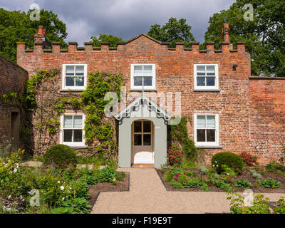 Les Jardiniers chalet au jardin de roses fortifiée Hall Wynyard Tees Valley England UK Banque D'Images