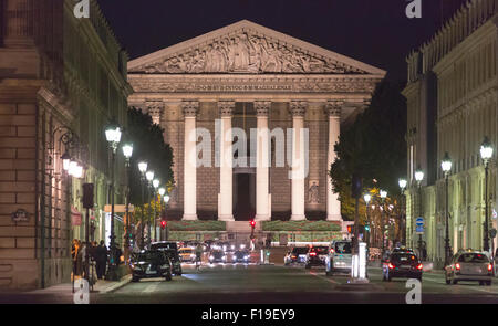 Église de la Madeleine et de la Rue Royale est éclairée la nuit. Clients des bars se sont réunis à l'extérieur d'un bar sur la gauche Banque D'Images