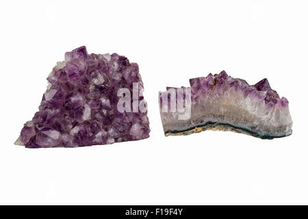 Deux pièces d'Amethyst Crystal montrant à la fois l'avant et une section transversale de la crystal, isolé sur un fond blanc. Banque D'Images