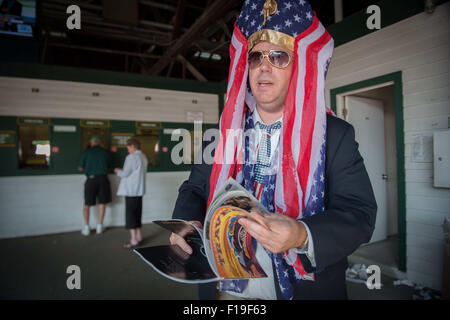 Saratoga Springs, New York, USA. Août 29, 2015. Kevin Sullivan de Malverne, NY portant un costume inspiré de Pharoah américain devant la 146e travers Stakes Grade 1, 1 600 000 $ pour la course 3-ans, le samedi 29 août, 2015. © Bryan Smith/ZUMA/Alamy Fil Live News Banque D'Images