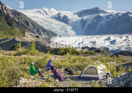 Les campeurs de partir en randonnée le long de la racine d'un glacier à Wrangell St Elias National Park le 20 juillet 2015 en Alaska. Banque D'Images