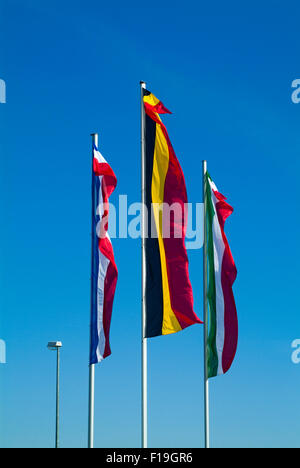 Les drapeaux des différentes nations européennes sur une flagstaff Banque D'Images