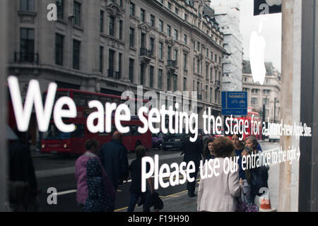 La fenêtre de l'Apple store à Londres , Royaume-Uni Banque D'Images