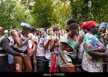 Londres, Royaume-Uni, 30 août 2015. Les Londoniens profiter du carnaval de Notting Hill, le plus grand festival de rue avec ses nombreux danseurs, acteurs, sons stanges et stands de nourriture. Banque D'Images