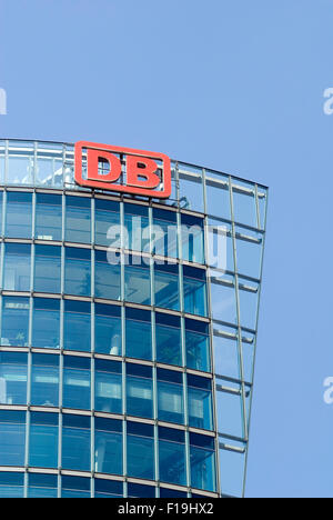 Allemagne Berlin Tour DB à la place Potsdamer. Détail de façade avec logo. Siège social de la compagnie allemande Banque D'Images