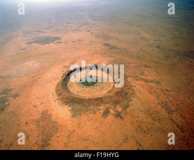 VUE AÉRIENNE SUR LE PARC NATIONAL DU CRATÈRE DE WOLFE CREEK AU BORD DU GRAND DÉSERT DE SABLE DANS LA RÉGION DE EAST KIMBERLEY EN AUSTRALIE OCCIDENTALE. Banque D'Images