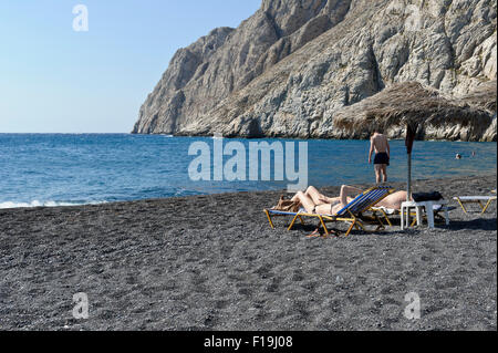 Le soleil sur la plage de Kamari, Santorini, Grèce. Banque D'Images