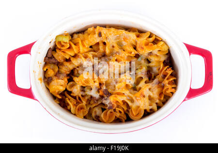 Boeuf et fromage pâtes spirales isolated on white Banque D'Images