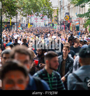 Londres, Royaume-Uni, 30 août 2015. Les londoniens profiter du carnaval de Notting Hill, le plus grand festival de rue avec ses nombreux danseurs, des bandes sons, étapes et stands de nourriture. temps clair au cours de l'après-midi, Portobello road rempli de fêtards. Banque D'Images