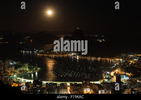 Rio de Janeiro, Brésil. Août 30, 2015. La lune se lève sur la baie de Guanabara à Rio de Janeiro, Brésil, 30 août 2015. Credit : Xu Zijian/Xinhua/Alamy Live News Banque D'Images