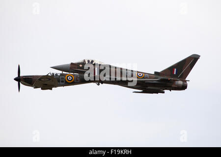 Royal Air Force 29 Escadron R Eurofighter Typhoon ZK349 Spitfire Mk IIA P7350 à RIAT Royal International Air Tattoo Juillet 2015 Banque D'Images