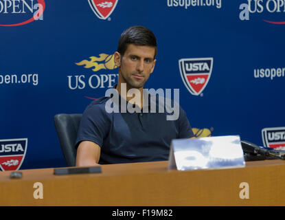 New York, NY - 29 août 2015 : Novak Djokovic de Serbie assiste à la conférence de presse à l'US Open Championship en Arthur Ash Stadium Banque D'Images