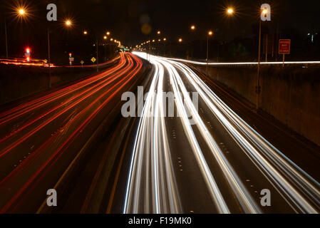 AUCKLAND, Nouvelle-Zélande, le 16 juillet 2015 : Timelapse de trafic sortant le soir rushhour sur une autoroute, Auckland Banque D'Images