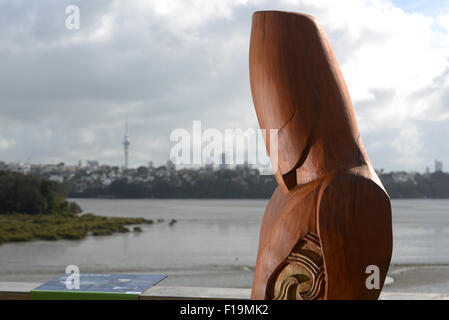 AUCKLAND, Nouvelle-Zélande, le 16 juillet 2015 : une sculpture d'un Maori pou ou le tuteur donne sur le bassin d'Orakei à Auckland Banque D'Images