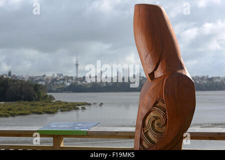 AUCKLAND, Nouvelle-Zélande, le 16 juillet 2015 : une sculpture d'un Maori pou ou le tuteur donne sur le bassin d'Orakei à Auckland Banque D'Images