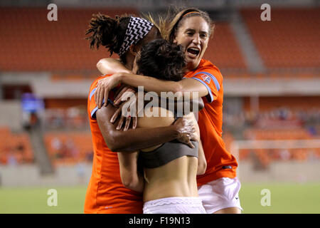 Houston, TX, USA. Août 30, 2015. Les membres de la Houston Dash célébrer un but par defender Ella Masar # 30 pendant la saison régulière avancée NWSL correspondance entre le bord et le Houston Boston Breakers de stade BBVA Compass à Houston, TX. Image Crédit : Erik Williams/Cal Sport Media/Alamy Live News Banque D'Images