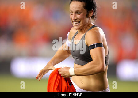 Houston, TX, USA. Août 30, 2015. Houston Dash defender Ella Masar # 30 enlève son maillot après avoir marqué haut premier semestre objectif durant la saison régulière avancée NWSL correspondance entre le bord et le Houston Boston Breakers de stade BBVA Compass à Houston, TX. Image Crédit : Erik Williams/Cal Sport Media/Alamy Live News Banque D'Images