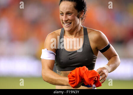 Houston, TX, USA. Août 30, 2015. Houston Dash defender Ella Masar # 30 enlève son maillot après avoir marqué haut premier semestre objectif durant la saison régulière avancée NWSL correspondance entre le bord et le Houston Boston Breakers de stade BBVA Compass à Houston, TX. Image Crédit : Erik Williams/Cal Sport Media/Alamy Live News Banque D'Images