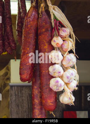 Saucisse fumée fraîchement préparé avec des assaisonnements et de l'ail entier en vente sur stand au bazar Banque D'Images