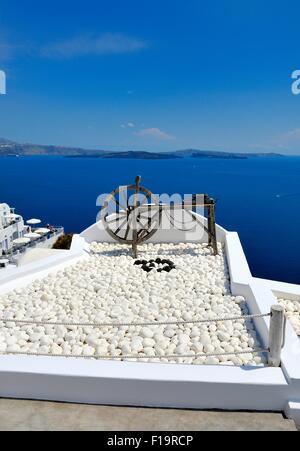 Une roue qui patine, Oia, Santorin, Grèce. Banque D'Images