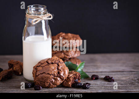 Cerise Chocolat Biscuits et une bouteille de lait Banque D'Images