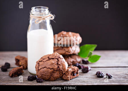 Cerise Chocolat Biscuits et une bouteille de lait Banque D'Images